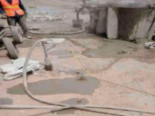 新吴水泥混凝土路面板底注浆技术 路面脱空注浆整治方案